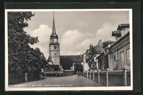 AK Fladungen /Rhön, Bahnhofstrasse mit Kirche
