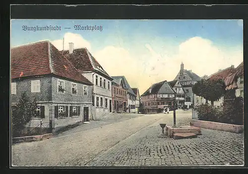 AK Burgkundstadt, Marktplatz mit Geschäften und Brunnen