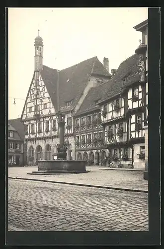 AK Forchheim / Ofr., Strassenpartie am Marktplatz, Brunnen und Rathaus