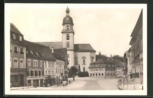 AK Kitzingen a. M., Burgstrasse mit Kirche und Geschäften