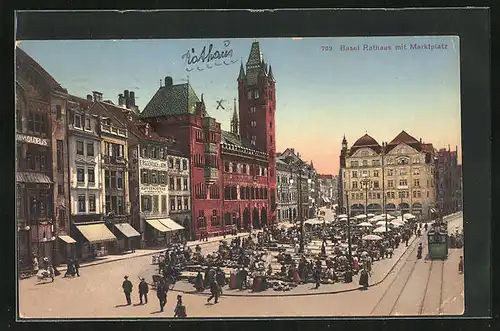 AK Basel, Rathaus mit belebtem Marktplatz und vorbeifahrender Strassenbahn