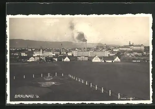 Foto-AK AK Braunau i. B., Blick zur Stadt mit Industrieanlagen