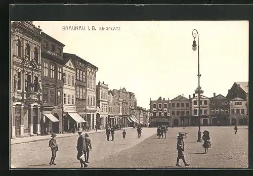 AK Braunau i. B., Geschäfte und Einwohner am Ringplatz