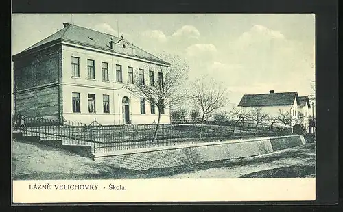 AK Lázne Velichovky, Skola, Schule im Sonnenschein