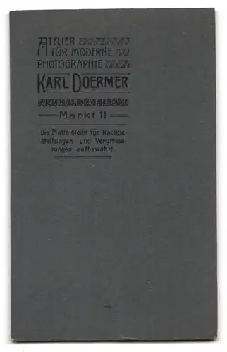 Fotografie Karl Doermer, Neuhaldensleben, Markt 11, Portrait junger Herr im eleganten Anzug