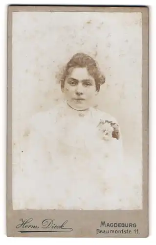 Fotografie Herm. Dieck, Magdeburg, Beaumontstrasse 11, Portrait junge Frau im weissen Kleid