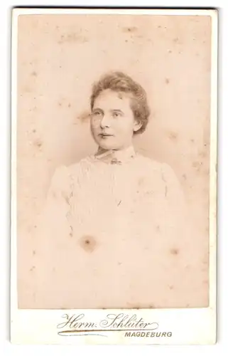 Fotografie Hermann Schlüter, Magdeburg, Ecke Breite Weg & Alte Ullrichstrasse, Portrait junge Dame in hübscher Kleidung