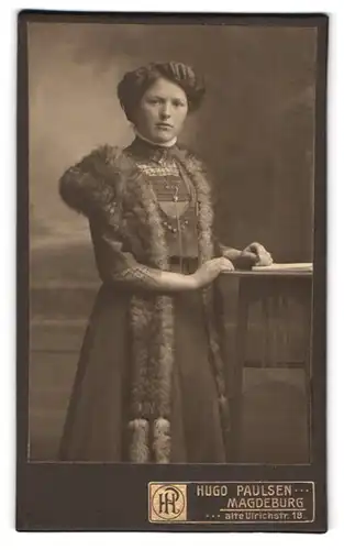 Fotografie Hugo Paulsen, Magdeburg, Alte Ulrichstrasse 18, Portrait junge Dame im Kleid mit Pelz