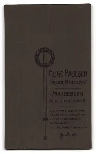 Fotografie Hugo Paulsen, Magdeburg, Alte Ulrichstrasse 18, Portrait junge Dame im Kleid mit Pelz