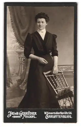 Fotografie Jacob Gebrüder Nachfl., Berlin-Charlottenburg, Wilmersdorfer-Strasse 56, Portrait junge Dame im Kleid