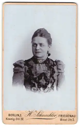 Fotografie H. Schmuckler, Berlin-C., Koenig-Strasse 52, Portrait bürgerliche Dame mit Kragenbrosche