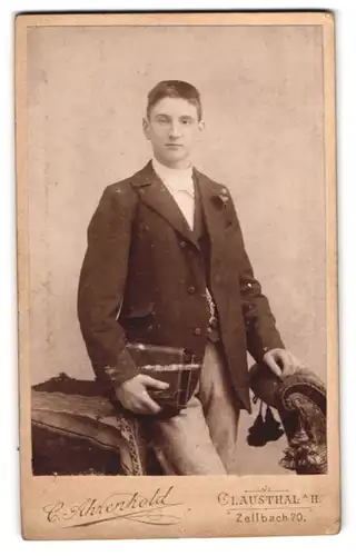 Fotografie C. Ahrenhold, Clausthal a /H., Zellbach 7, Portrait modisch gekleideter Herr mit Tasche