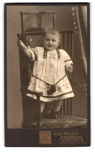 Fotografie Hugo Paulsen, Magdeburg, Alte Ulrichstrasse 18, Portrait kleines Kind im hübschen Kleid