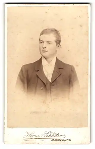 Fotografie Hermann Schlüter, Magdeburg, Ecke Breite Weg & Alte Ullrichsstr., Portrait junger Herr im Anzug mit Krawatte