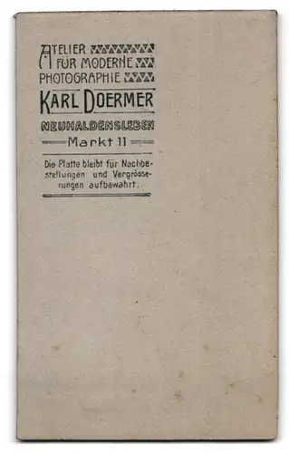 Fotografie Karl Doermer, Neuhaldensleben, Markt 11, Portrait süsses Kleinkind im weissen Hemd sitzt auf einem Fell