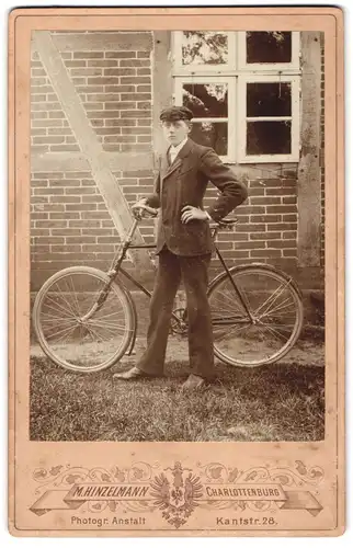 Fotografie M. Hinzelmann, Berlin-Charlottenburg, Kantstr. 28, Portrait junger Mann mit Fahrrad  Diana  im Garten