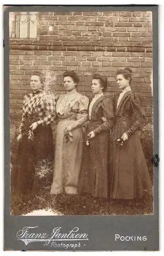 Fotografie Franz Jantzen, Pocking, vier junge Frauen in Biedermeierkleidern an der Wand aufgestellt