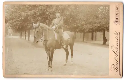 Fotografie Paul Schmidt, Breslau, Friedrich-Wilhelmstr. 66, Ansicht Breslau, Soldat in Uniform auf Pferd Quandt, 1897