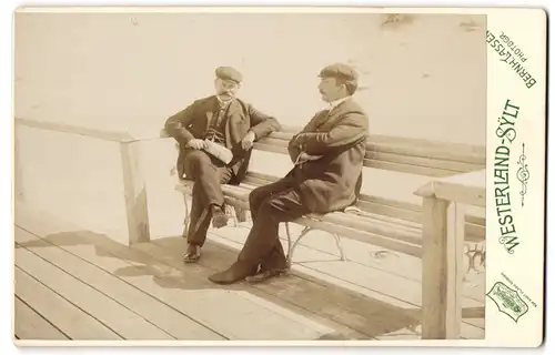 Fotografie Bernh. Lassen, Westerland, Ansicht Westerland, zwei Herren sitzen an der Promenade und unterhalten sich