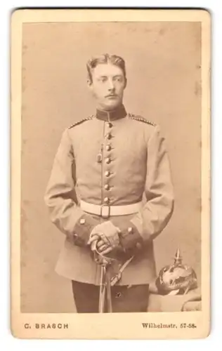 Fotografie C. Brasch, Berlin, Wilhelmstr. 57-58, Portrait Einjährig-Freiwilliger in Uniform mit Pickelhaube und Säbel