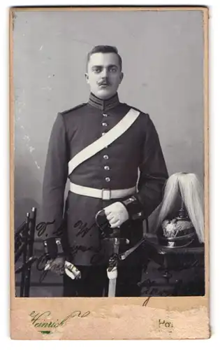 Fotografie unbekannter Fotograf und Ort, Portrait Soldat in Garde Uniform mit Pickelhaube Rosshaarbusch, Säbel