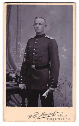 Fotografie Wilh. Margraf, Celle, Wildgartenstr. 5, Portrait Soldat in Uniform Rgt. 77 mit Pickelhaube