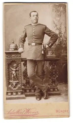 Fotografie Adalbert Werner, München, Portrait junger Soldat in Garde Uniform mit PIckelhaube und Bajonett