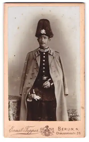 Fotografie Ernst Tepper, Berlin, Chausseestr. 28, Portrait Soldat in Garde Uniform mit Pickelhaube Rosshaarbusch