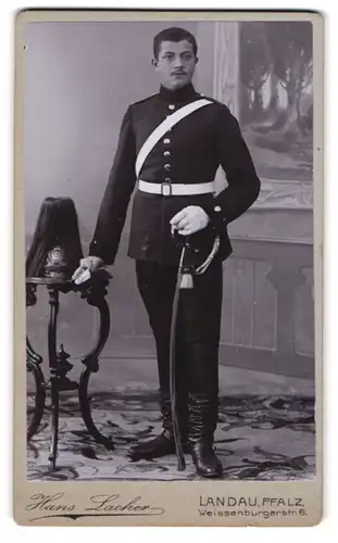 Fotografie Hans Lacher, Landau / Pfalz, Weissenburgerstr. 6, Soldat in Uniform mit Pickelhaube Rosshaarbusch