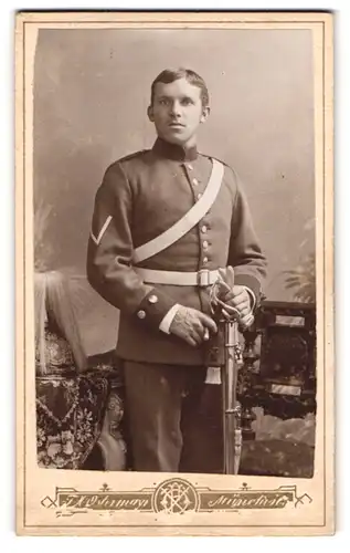 Fotografie F. X. Ostermayr, München, Karlsplatz 6, Portrait Soldat in Uniform mit Säbel und Ärmelabzeichen