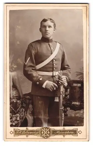 Fotografie F. X. Ostermayr, München, Karlsplatz 6, Portrait junger Soldat in Uniform mit Ärmelabzeichen und Säbel