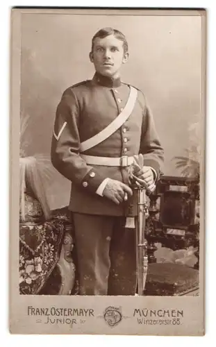 Fotografie Franz Ostermayr Junior, München, Winzerstr. 88, Soldat mit Pickelhaube und Rosshaarbusch in Uniform