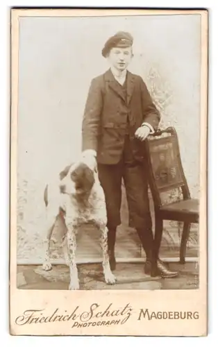 Fotografie Friedrich Schatz, Magdeburg, Portrait junger Knabe im Anzug mit Hund an seiner Seite