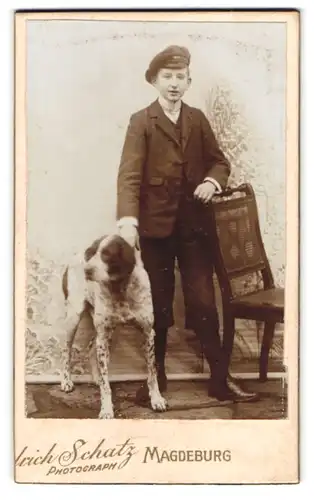 Fotografie Friedrich Schatz, Magdeburg, Portrait Knabe im Anzug mit seinem Hund im Atelier