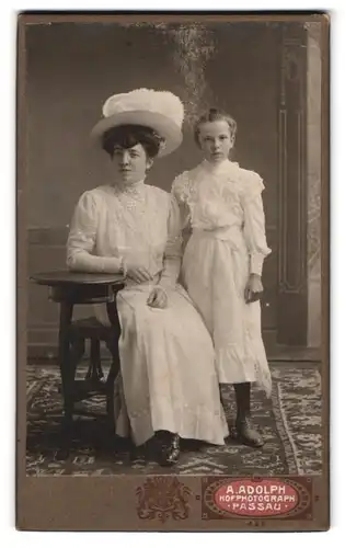 Fotografie A. Adolph, Passau, Portrait Mutter im weissen Kleid mit Tocher im weissen Kleid, Mutterglück