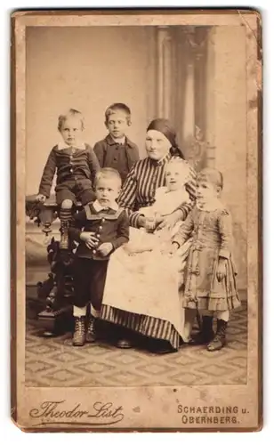 Fotografie Theodor List, Schaerding, Portrait Mutter mit fünf Kindern in Biedermeierkleidung im Atelier, Mutterglück