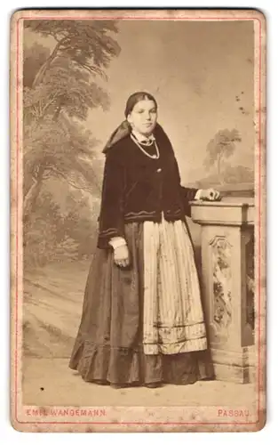 Fotografie Emil Wangemann, Passau, Heilige-Geststr. 379, Portrait Dame im Trachtenkleid mit Samtbluse