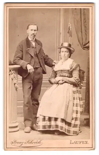 Fotografie Franz Schröck, Laufen a. d. Salzach, Portrait Ehepaar im Trachtenkleid mit Hut und Anzug