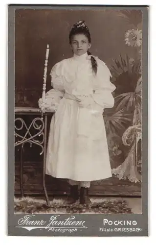 Fotografie Franz Jantzen, Pocking, Portrait Mädchen im Kommunionskleid mit Kerze