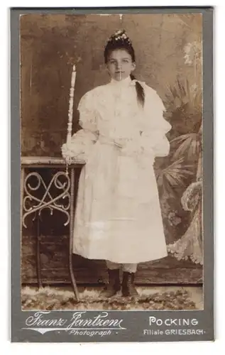 Fotografie Franz Jantzen, Pocking, Portrait junges Mädchen im weissen Kleid mit Kommunionskerze