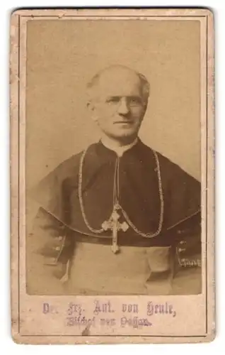Fotografie Fotograf unbekannt, Passau, Portrait Dr. Franz Anton Ritter von Henle, Bischof von Passau, Kruzifix