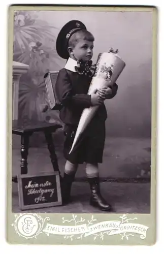 Fotografie Emil Fischer, Zwenkau, Portrait kleiner Knabe mit grosser Zuckertüte und Ranzen zum Schulanfang
