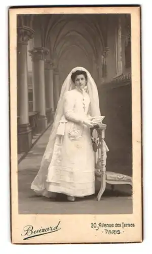 Fotografie Buirard, Paris, Avenue des Ternes 20, Portrait junge Frau im Hochzeitskleid vor einer Studiokulisse