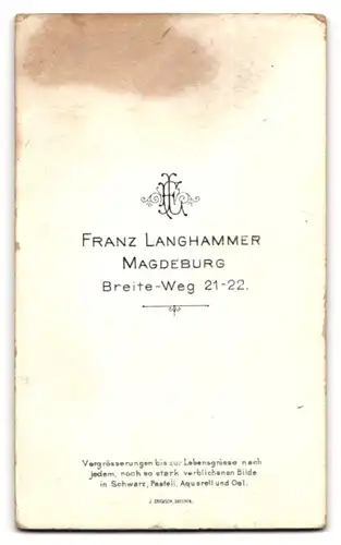 Fotografie Franz Langhammer, Magdeburg, Breite-Weg 21-22, Knabe in Husaren Uniform mit Säbel und Kolpak