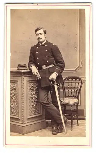 Fotografie Fragney, Besancon, Palais Granvelle, Portrait Soldat in Uniform mit Säbel und Mütze