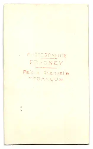 Fotografie Fragney, Besancon, Palais Granvelle, Portrait Soldat in Uniform mit Säbel und Mütze