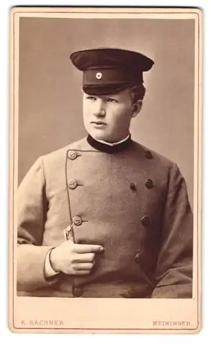 Fotografie R. Bachner, Meiningen, Georgstr. 22, Portrait junger Mann Kutscher in Dienstkleidung