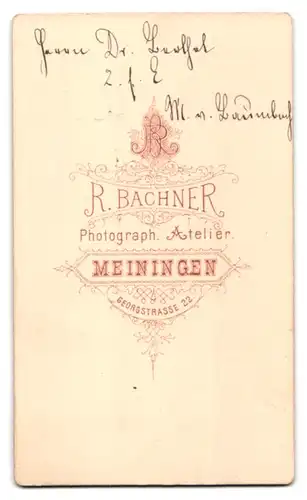 Fotografie R. Bachner, Meiningen, Georgstr. 22, Portrait junger Mann Kutscher in Dienstkleidung