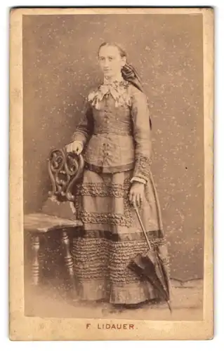 Fotografie Franz Lidauer, Wien, Portrait junge Frau im Trachtenkleid mit Schirm im Atelier
