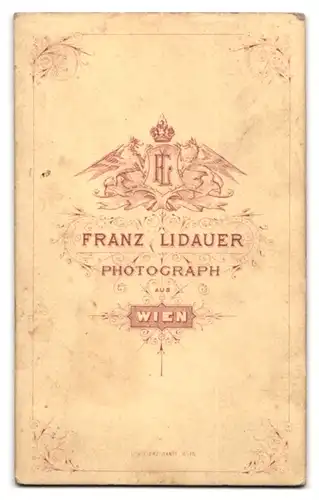 Fotografie Franz Lidauer, Wien, Portrait junge Frau im Trachtenkleid mit Schirm im Atelier